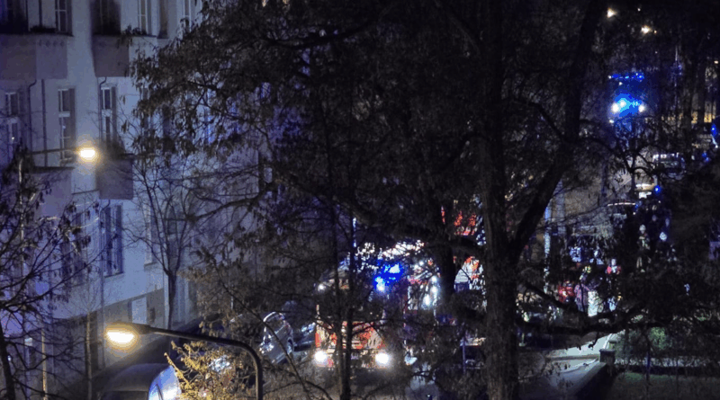 Feuerwehr und Polizei bei nächtlichem Einsatz auf Straße